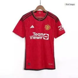 a red shirt on a swinger