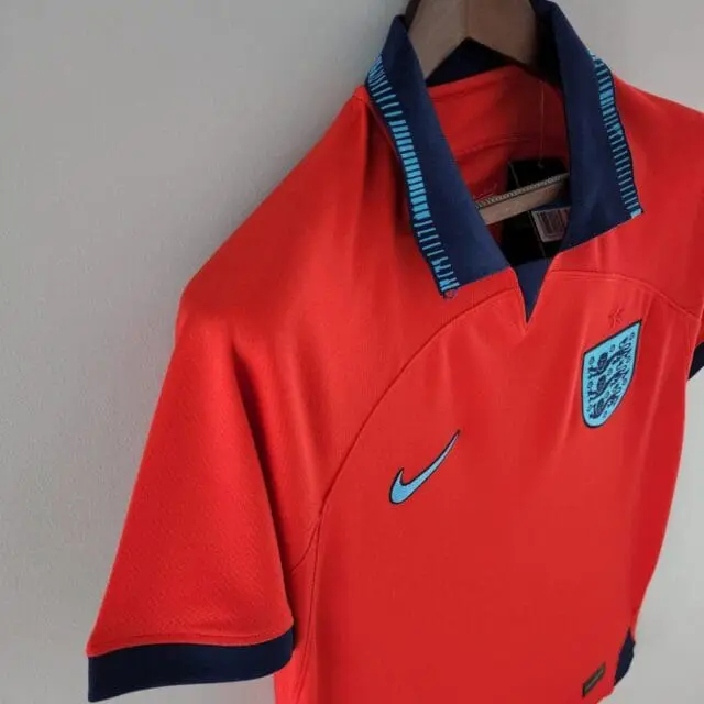 a red shirt on a swinger