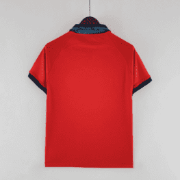 a red shirt on a swinger