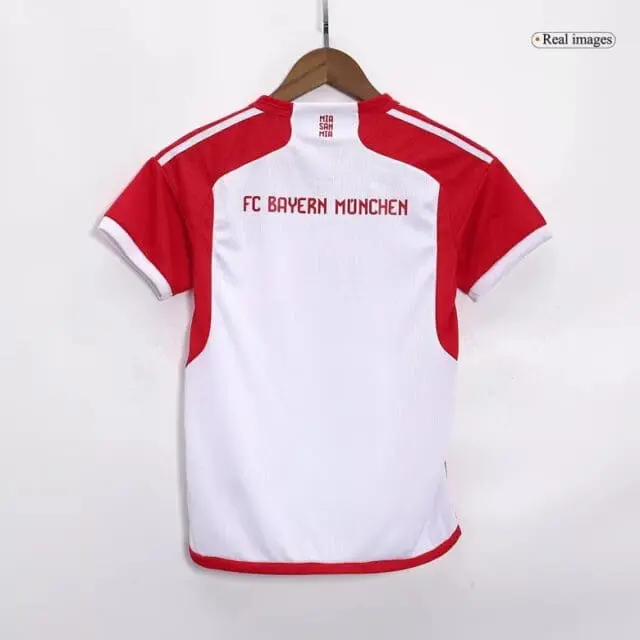 a red and white shirt on a swinger