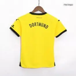 a yellow shirt on a swinger