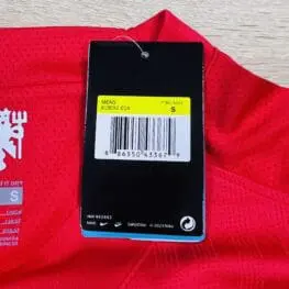 a black tag on a red shirt