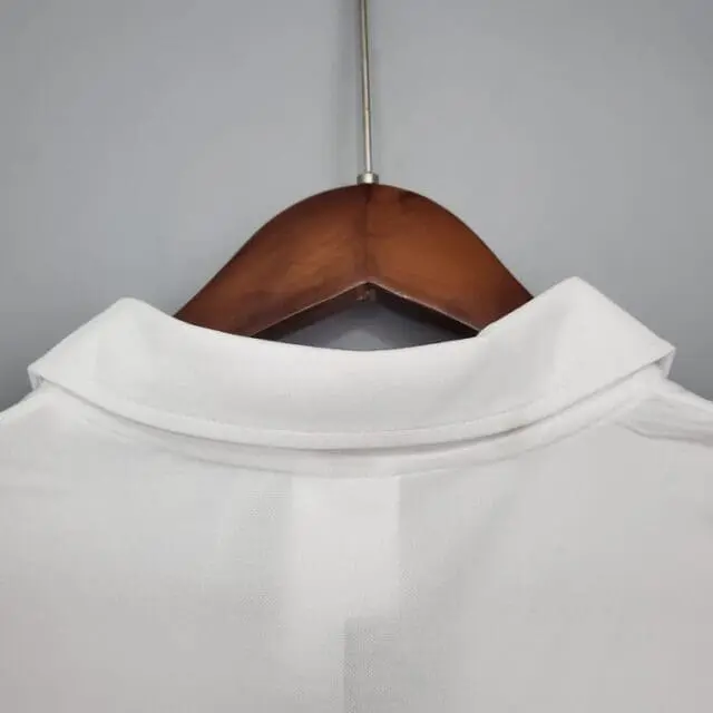 a white shirt on a swinger
