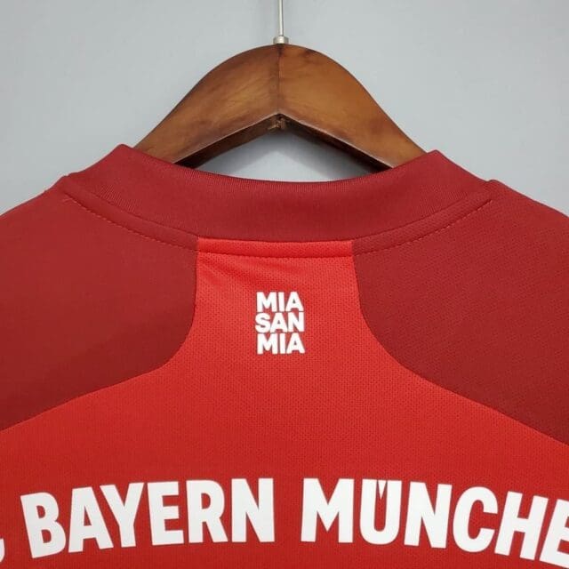 Футбольная форма Бавария Мюнхен 2021-2022 с фамилией номером и гетрами