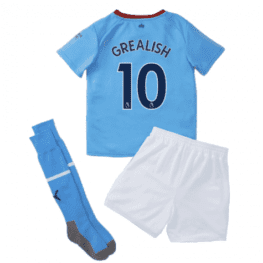 Детская футбольная форма Грилиш Манчестер Сити 2023 года с гетрами
