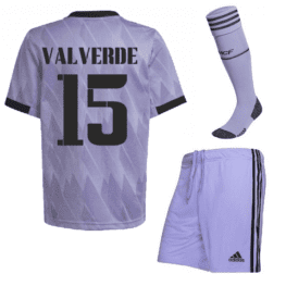 Гостевая футбольная форма Вальверде Реал Мадрид 2023 года с гетрами